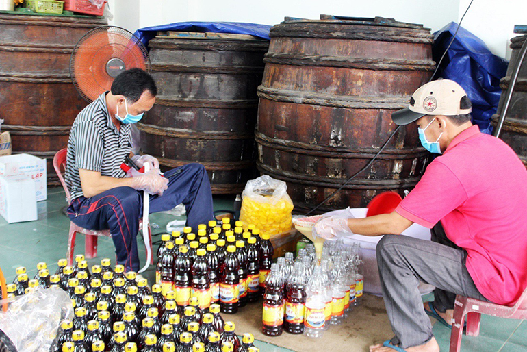 Người dân chế biến nước mắm ở Gành Đỏ. Ảnh: LỆ VĂN